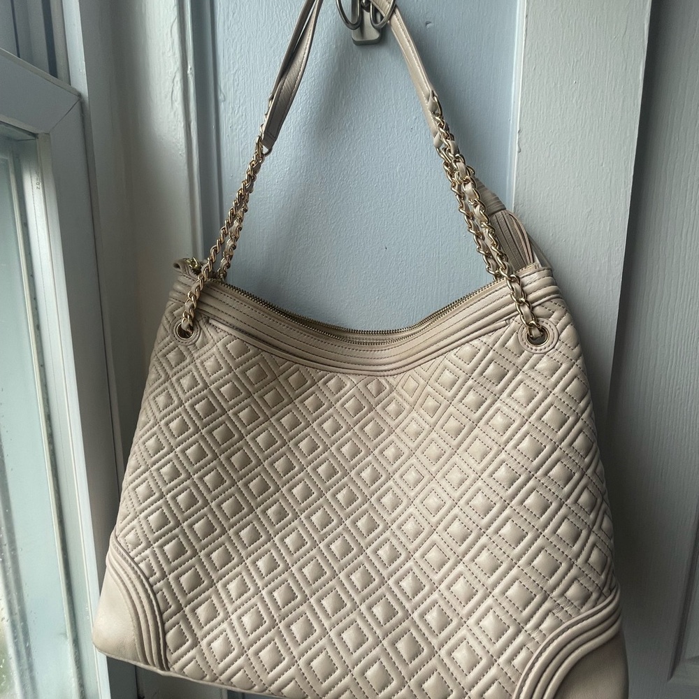 Tory Burch Elegant Cream Quilted Shoulder Bag - Picture 2 of 7